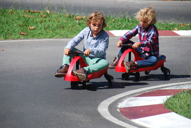 Apesar de não ter pilhas ou baterias o Didicar Original pode chegar a 10 km por hora. Basta girar o volante de um lado para outro e começa a se mover.